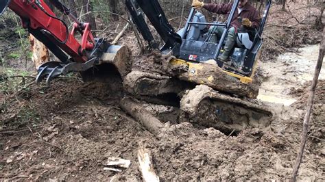 mini excavator on trailer stuck in the ground accident|Accident Mini Excovater .